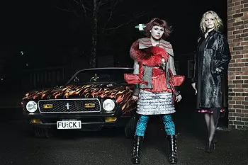 Heiße Bräute mit heißem Schlitten - Nora und Louise wollen los (Foto: Constantin Film)