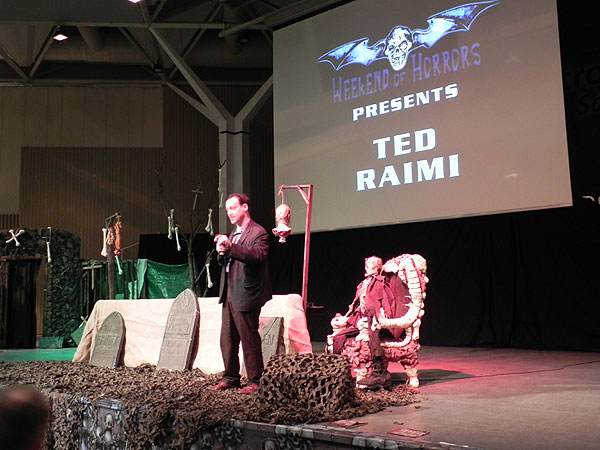 Ring frei - Ted Raimi unterhält die Menge (Foto: Horrormagazin.de)