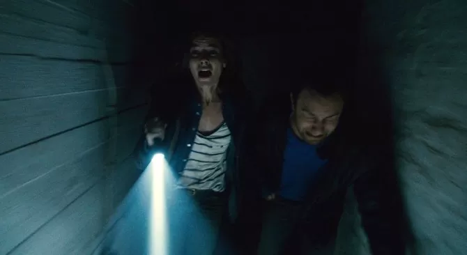 Amanda und Paul werden verfolgt (Foto: Warner Bros.)