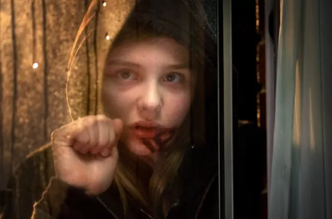 Abby am Fenster "Laß mich rein" (Foto: Universal Deutschland)