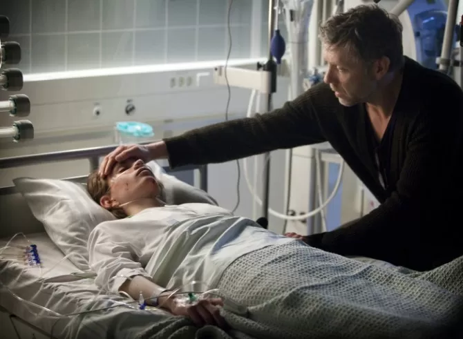 Erik versucht Josef unter Hypnose zum Sprechen zu bekommen (Foto: Prokino)