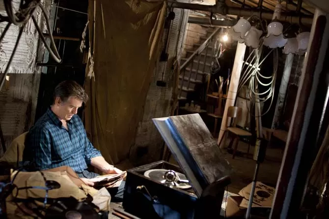 Michael sieht seine Sammlung alter Shelllackplatten durch (Foto: Sony Pictures Home Entertainment)