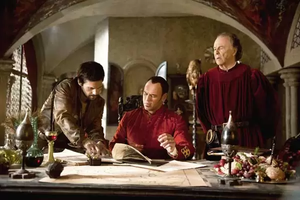 Da Vinci’s Demons (Staffel 1) 2 Leonardo (links) gibt mal wieder den Klugscheißer. Lorenzo Medici (Mitte) kann da nur staunen (Foto: Concorde Home Entertainment)