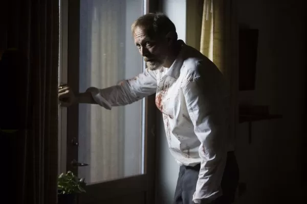 Vater Far (Lars Mikkelsen) hat gerade etwas erledigt (Foto: PROKINO Filmverleih GmbH) Vater Far (Lars Mikkelsen) hat gerade etwas erledigt (Foto: PROKINO Filmverleih GmbH)