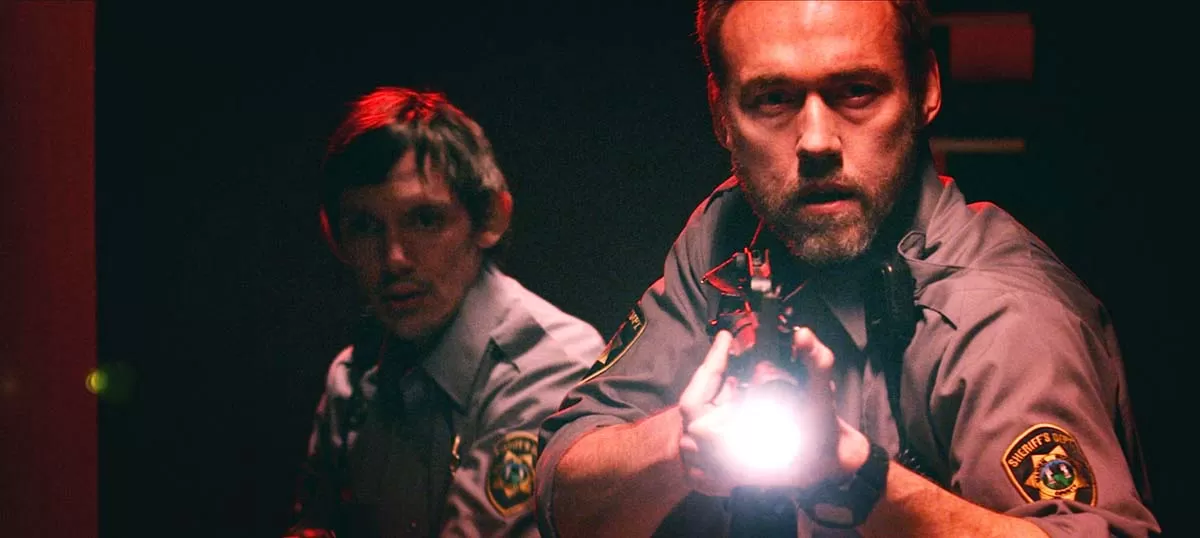 Sheriff Shields und sein Assi wollen dem Monster heimleuchten (Foto: Eurovideo) Sheriff Shields und sein Assi wollen dem Monster heimleuchten (Foto: Eurovideo)