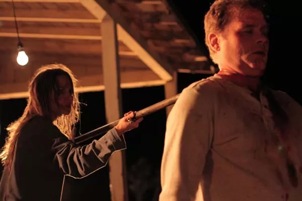 Immer schön auf Abstand bleiben: Eve zeigt Phil wo es langgeht (Foto: Tiberius Film) Immer schön auf Abstand bleiben: Eve zeigt Phil wo es langgeht (Foto: Tiberius Film)