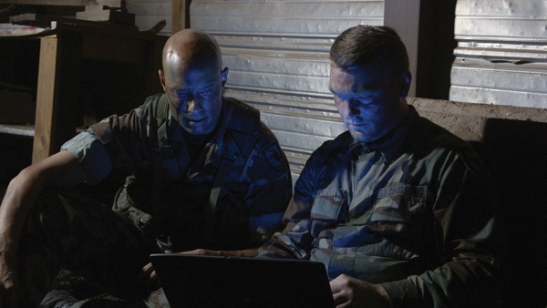 Die Blue Man Group in Armeekluft ... (Foto: Tiberius Film)