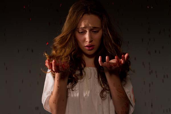 Blut an den Händen: Mary (Alycia Debnam-Carey) wird von Visionen geplagt (Foto: Tiberius Film)
