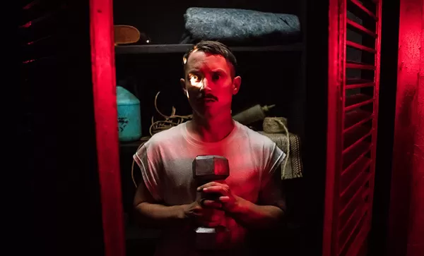 Verstecken im Kleiderschrank war noch nie eine gute Idee. (Foto: IMDb.com)