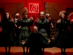 Das blutrote Kleid ab 27. Mai 2021 als Blu-ray, DVD und Stream