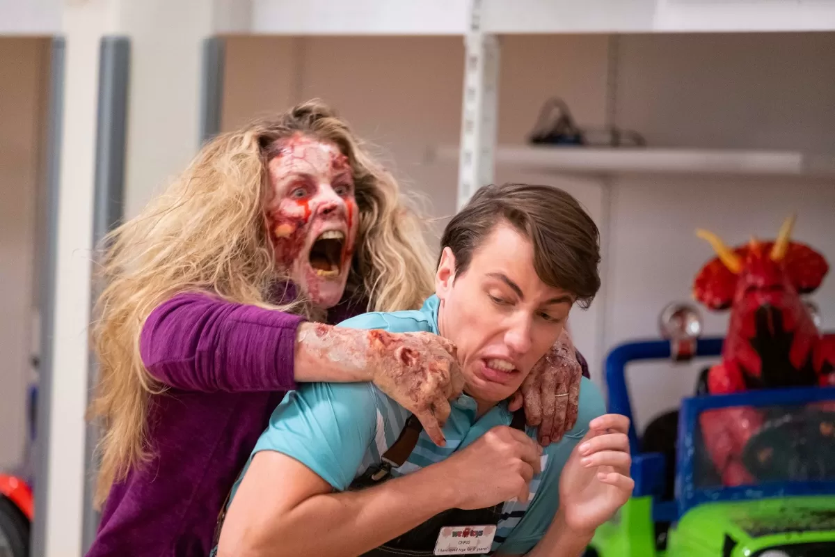 Nicht schon wieder eine Zombie-Umarmung! (Foto: Capelight Pictures) Nicht schon wieder eine Zombie-Umarmung! (Foto: Capelight Pictures)