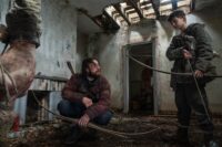 Gefangen mit Spießen und mit Stangen (Foto: Sony) Gefangen mit Spießen und mit Stangen (Foto: Sony Pictures)